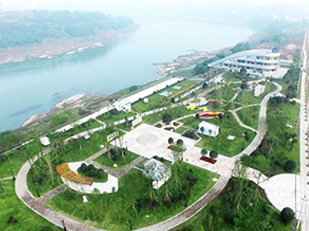 廣安市鄰水縣污水處理站，廣安市政協(xié)人資環(huán)委帶領(lǐng)鄰水縣政協(xié)與縣住建局相關(guān)負(fù)責(zé)人，到鄰水縣各鄉(xiāng)鎮(zhèn)專項(xiàng)督導(dǎo)污水處理廠（站）建設(shè)與運(yùn)行情況