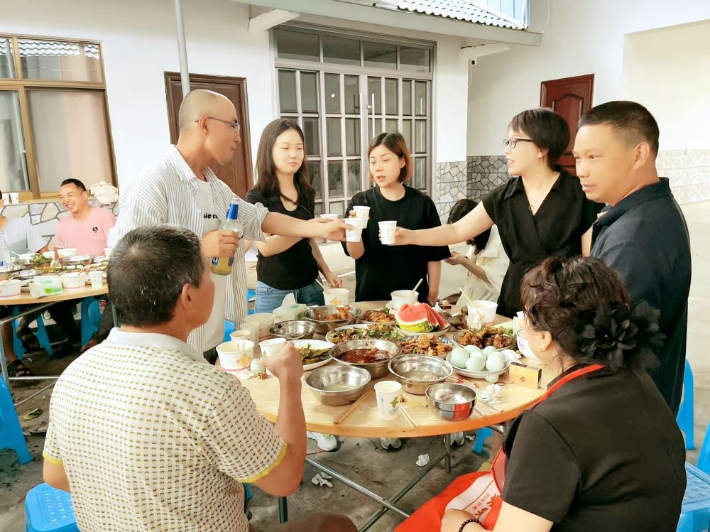 端午佳節(jié)即將來(lái)臨之際 四川博水環(huán)保 主管團(tuán)隊(duì) 攜節(jié)日禮品 ，向駐扎眉山工業(yè)園區(qū)污水處理廠項(xiàng)目駐地員工，送上深切的慰問(wèn)和關(guān)懷
